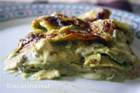 Lasagne al pesto e prosciutto appena sfornate, dorate e filanti