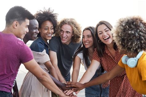 Una varietà di persone di diverse etnie che si salutano calorosamente in un ambiente urbano