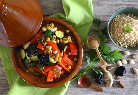 Una tajine fumante, con carne e verdure, pronta per essere servita.