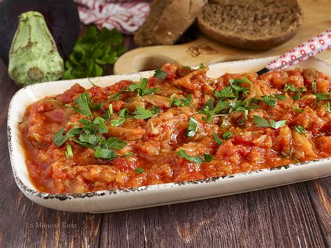 Un piatto di Zaalouk, con melanzane e pomodori, guarnito con olive.