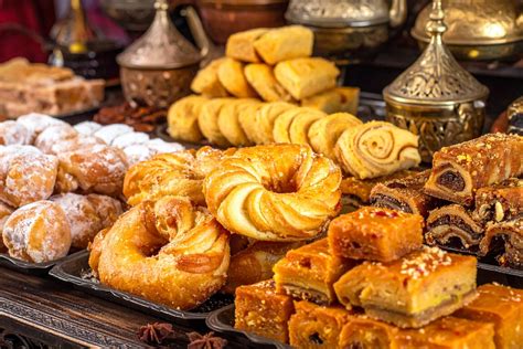Una selezione di dolci marocchini, tra cui Shebakia e Briouat.