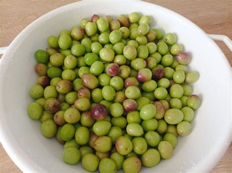 Olive verdi in ammollo in acqua fredda con sale
