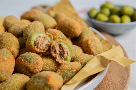 Denocciolatura e farcitura delle olive ascolane a mano