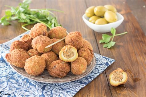 Olive ascolane dorate e croccanti immerse nell'olio caldo durante la frittura