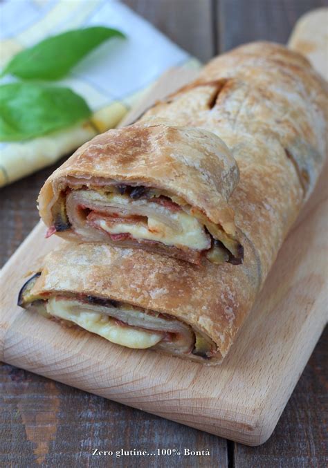 un rotolo di pasta sfoglia steso su una teglia circolare con i bordi rialzati, pronto per essere farcito