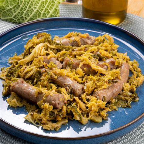 Verza e salsiccia stufate in un tegame tradizionale