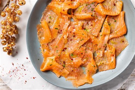 Infografica che illustra i punti chiave per riconoscere la qualità del salmone affumicato: aspetto visivo, odore e consistenza.