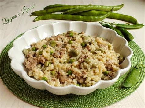 Ingredienti freschi per un risotto con fave e gamberetti