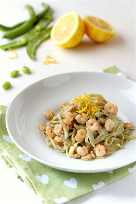 Fave fresche e gamberetti pronti per essere cucinati