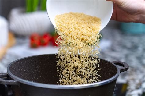 Riso che tosta in padella prima dell'aggiunta del brodo