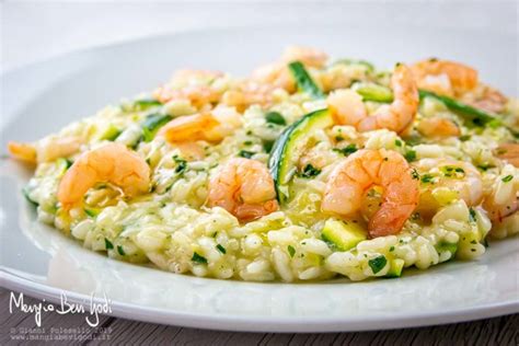 Risotto con fave e gamberetti impiattato con guarnizioni