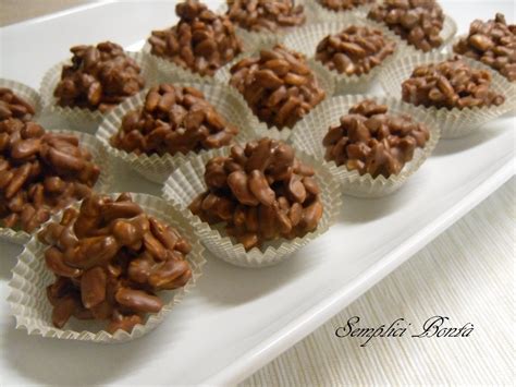 Stampo in silicone per muffin riempito con riso soffiato e cioccolato fuso