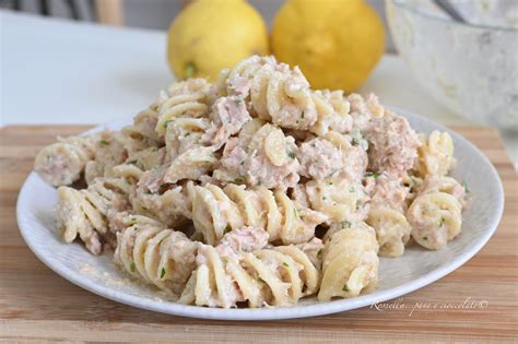ciotola con tonno, limone, prezzemolo e formaggio spalmabile