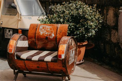 Esempi di progetti di upcycling tessile: borse, cuscini o accessori realizzati con tessuti riciclati