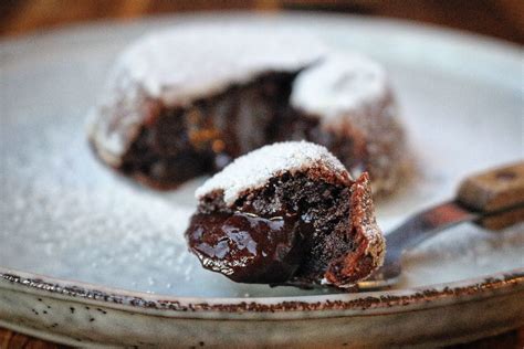 Immagine di mini dessert al cioccolato fondente con cuore morbido