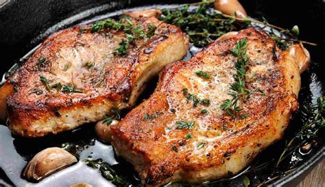 bistecca di maiale dorata in padella con contorno di verdure