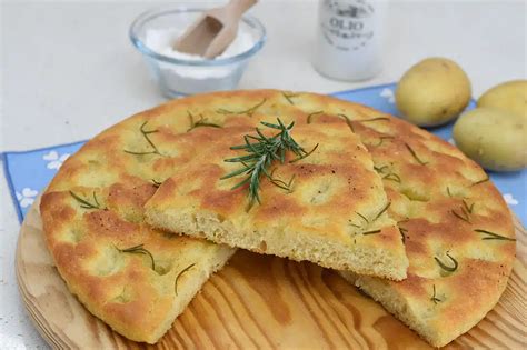 Ingredienti per l'impasto della focaccia di patate