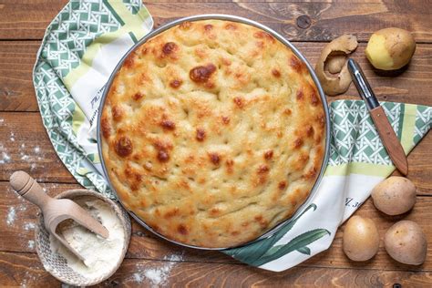 Focaccia di patate dorata e fragrante