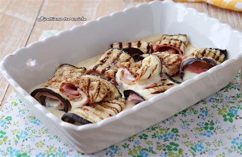 disposizione di involtini di melanzane grigliate con ripieno di prosciutto e formaggio su un piatto da portata