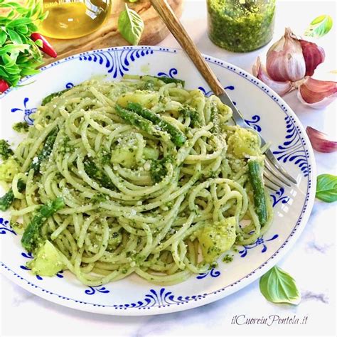 Un piatto di pesto alla genovese, con pasta e fagiolini
