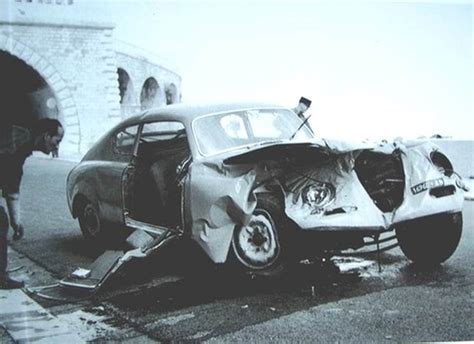 Una vecchia foto di Luigi Fagioli al volante di un'auto da corsa d'epoca