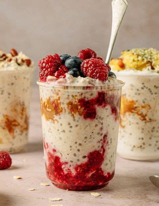 Una ciotola di overnight oats con frutta e semi.