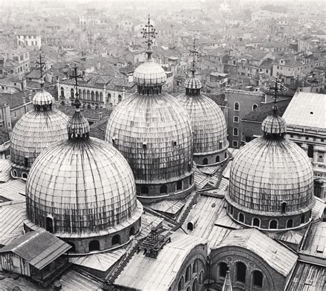 Scatti fotografici di Palermo, evocativi dell'atmosfera legata alla preparazione delle sfince.