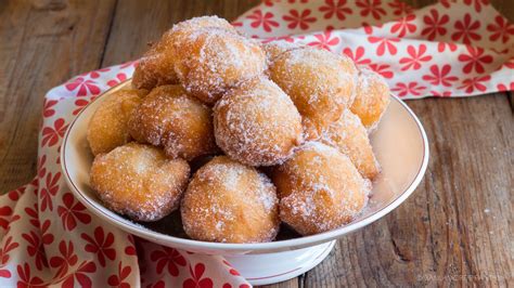 Primo piano dell'impasto delle sfince, liscio e omogeneo, pronto per il riposo.
