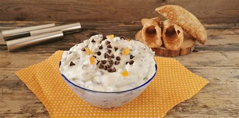 Ingredienti per la crema di ricotta: ricotta di pecora, zucchero, gocce di cioccolato e zucca candita.