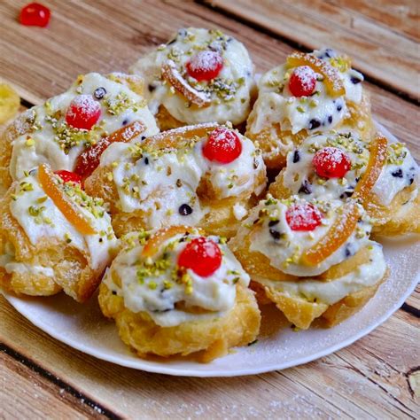Sfince di San Giuseppe che friggono nell'olio caldo, gonfiandosi e dorandosi.