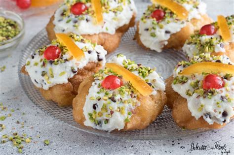 Sfince di San Giuseppe completamente decorate con crema di ricotta, pistacchi, ciliegie e arancia candita.