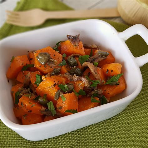 Collage di piatti diversi realizzati con le carote (insalata, zuppa, torta, contorno)