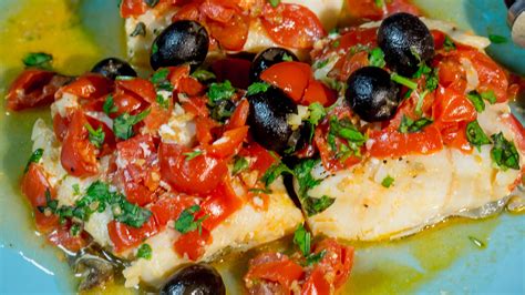Ingredienti principali per il merluzzo in umido: filetti di merluzzo, pomodoro, aglio, olive, origano