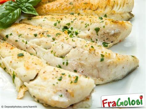 Immagine di filetti di pesce San Pietro in umido con pomodoro e erbe aromatiche