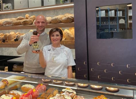 foto del Forno Cecchini con il suo titolare, Giorgio Cecchini, che mostra un prodotto da forno