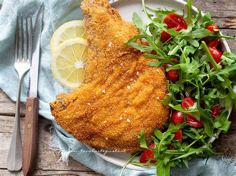 Schema che illustra i passaggi della doppia panatura di una cotoletta