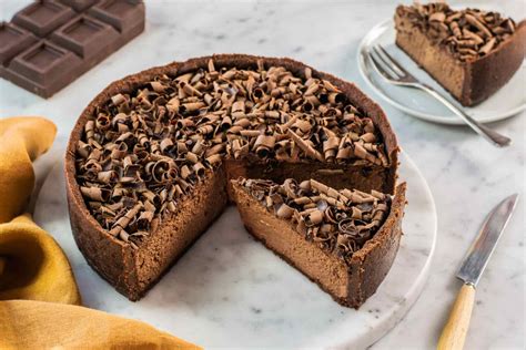 Collage di diverse varianti di cheesecake: cotta, fredda, salata, con frutta e al cioccolato