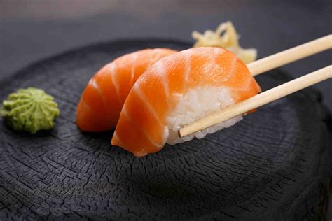 Immagine di nigiri di salmone preparati con cura, mostrando la texture del riso e la freschezza del salmone.