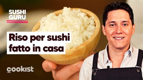 Infografica che mostra i passaggi per la preparazione del riso per sushi, dal lavaggio alla cottura e condimento.