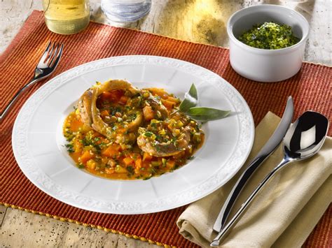 Piatto finito di ossobuco con verdure colorate