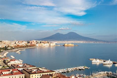 panoramica di Napoli con il Vesuvio sullo sfondo