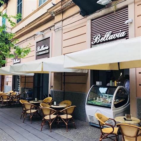 facciata della Pasticceria Bellavia nel quartiere Vomero