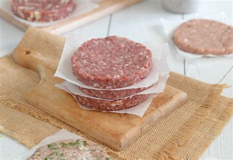Una selezione di hamburger fatti con carne di suino nero casertano, pronti per essere cotti