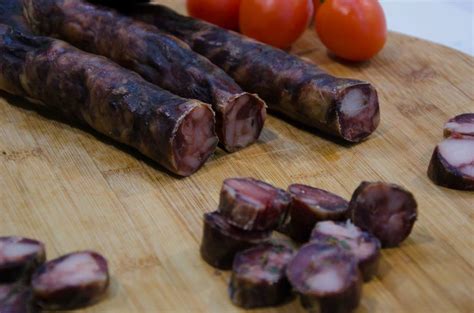 Un piatto di salumi artigianali a base di maiale nero casertano, tra cui prosciutto, capocollo e pancetta