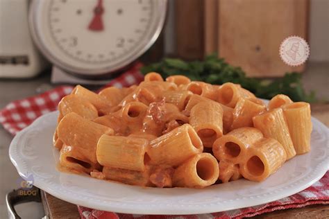ingredienti per la pasta del maresciallo: cipolla, olio di oliva, pancetta, panna, pomodoro