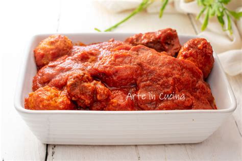 Ingredienti per il ragù napoletano: carne, cipolla, passata di pomodoro, olio e sale