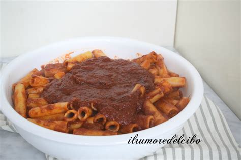 Pentola con ragù napoletano in lenta cottura