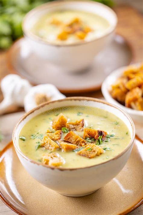 Immagine di una zuppa di patate tedesca servita in una ciotola con crostini di pane tostati