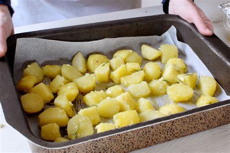 Immagine di patate al forno dorate e croccanti in una teglia