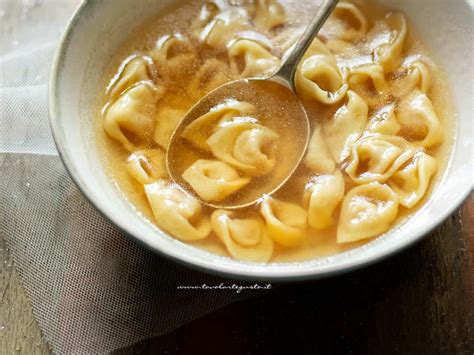 Immagine di ravioli di tapioca serviti in un piatto con brodo e guarnizioni eleganti